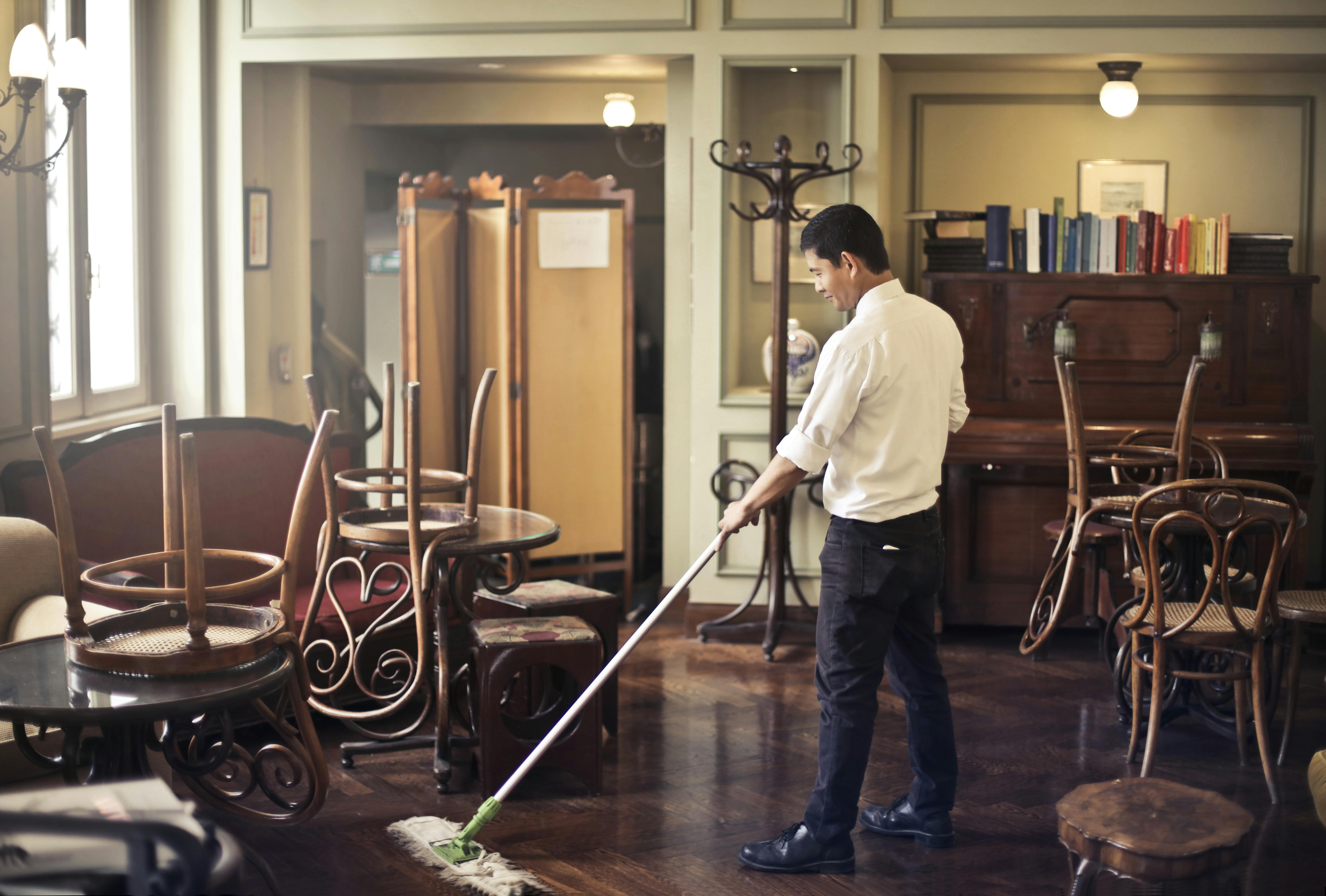 Hotel and restaurant management teams overwhelmingly hire more women 